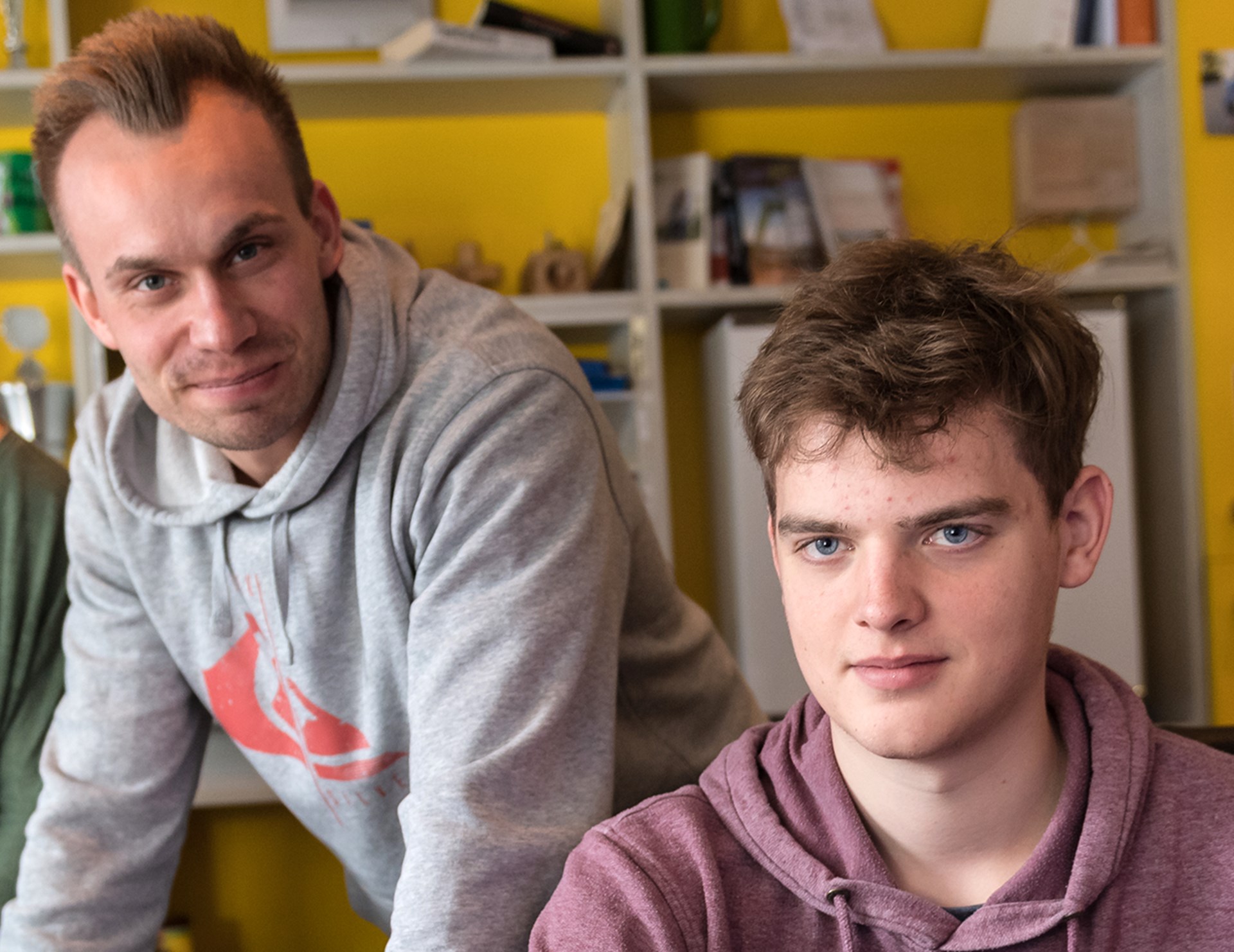 Zwei jüngere Männer in Arbeitsumgebung