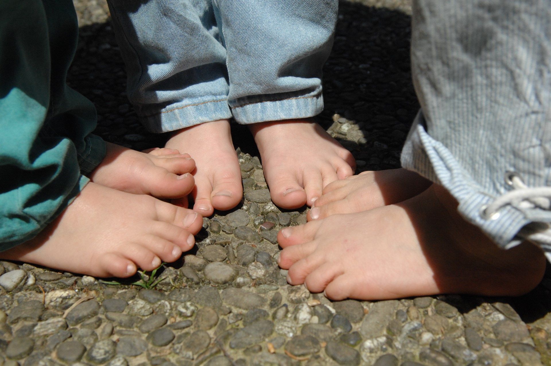 Füsse von Kindern, barfuss im Sommer