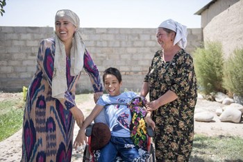 Burhonjon mit seiner Mutter (rechts) und Sozialarbeiterin Mohira Rajabova.